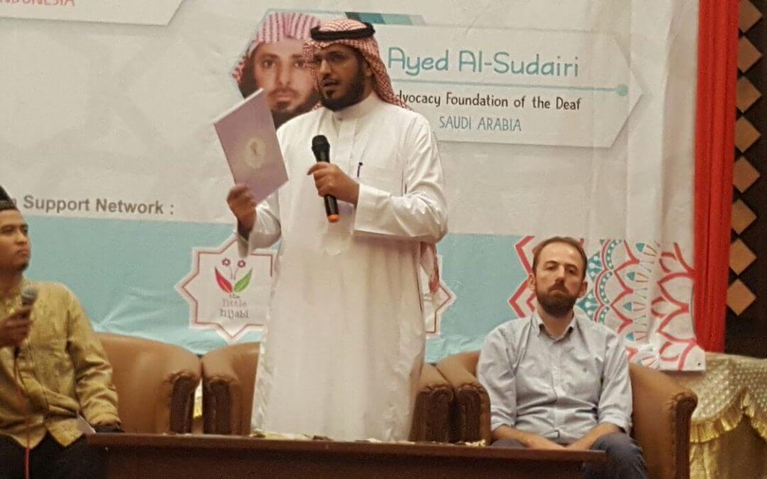 جهود المؤسسة الدعوية للصم بنشر وتوزيع كتاب نشاط القرآن الكريم للصم